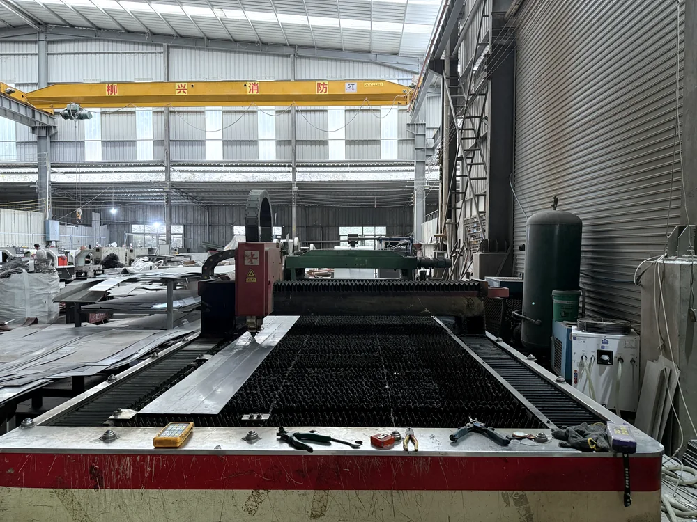 Sheet metal cutting equipment in the LIUXING FIRE workshop
